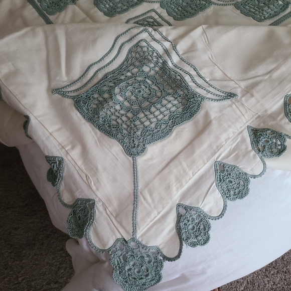 Duvet Cover w/Crocheted Lace Detail F/Q - Picture 2 of 13